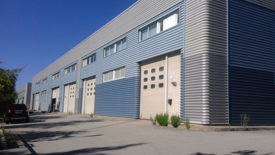 FINCAS LLOBREGAT GESTIONA ARRENDAMIENTO NAVE INDUSTRIAL DE 1.300 m.2 EN CASTELLDEFELS.